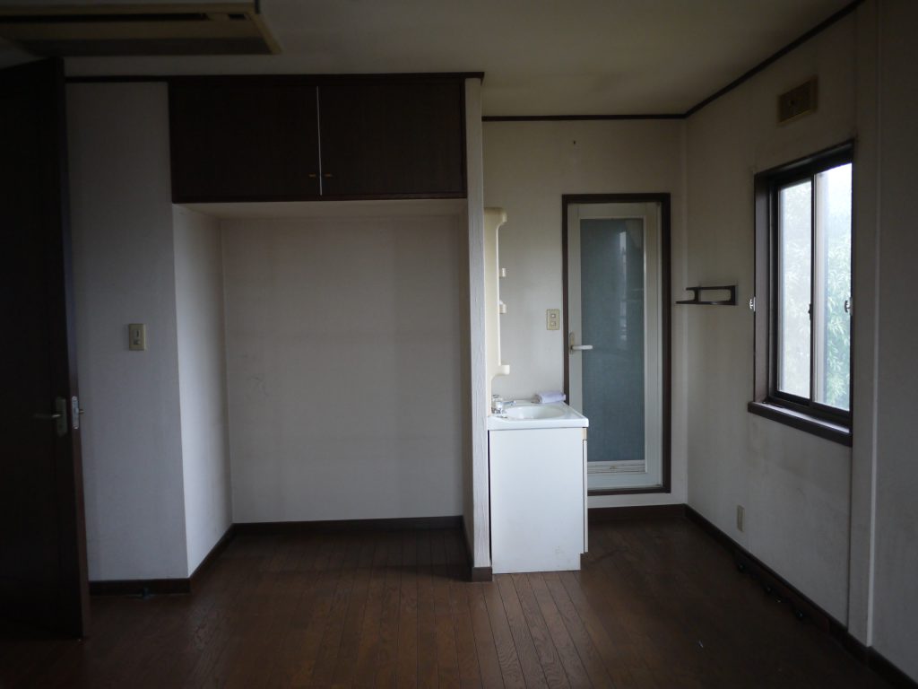 部屋改造リフォーム(キッチン新設・クロス)|荷物片づけ