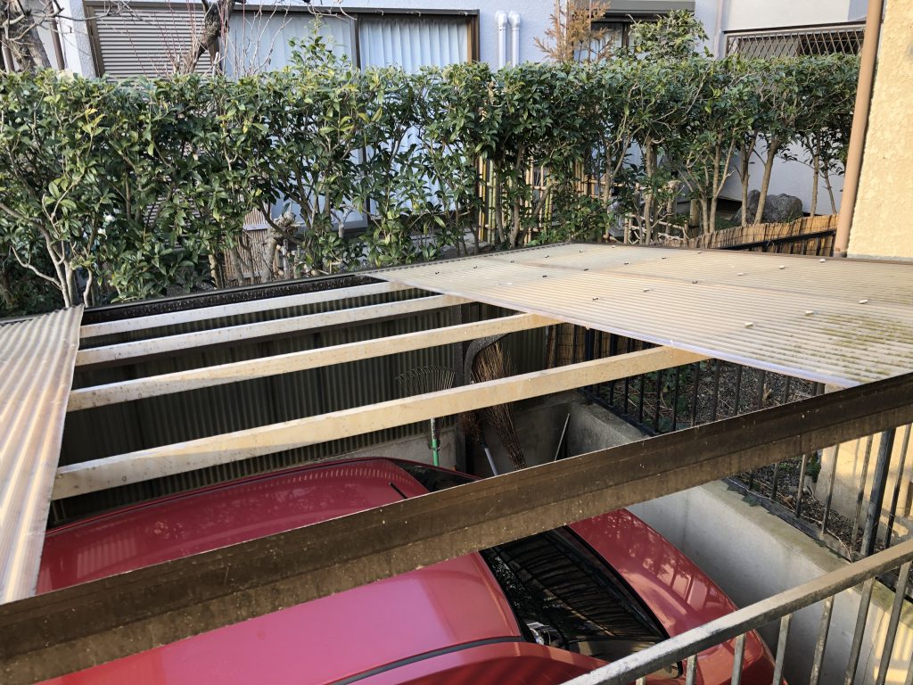 駐車場屋根修繕｜吹き飛ばされた箇所