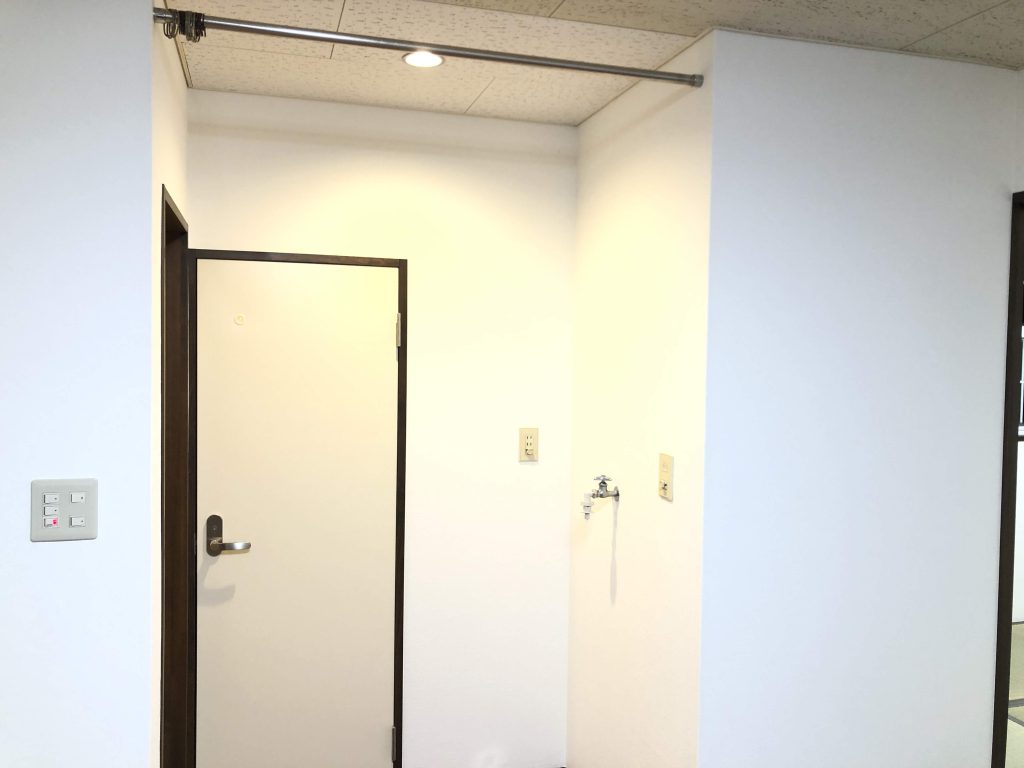 賃貸アパートリフォーム工事|ドア交換と共にダウンライトを新規取り付け