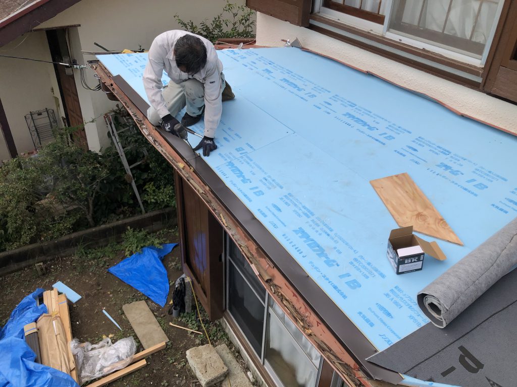 屋根板金工事(台風被害修繕)|ベニヤの上にスタイロホーム施工