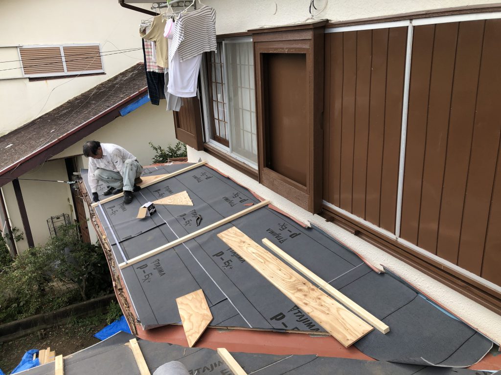 屋根板金工事(台風被害修繕)|スタイロの上に防水シート