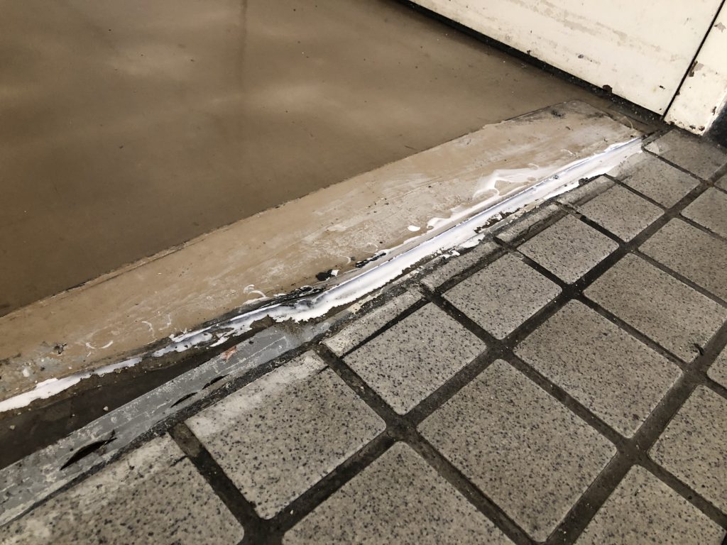 施設小修繕|ボンド注入