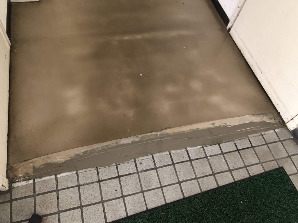 施設小修繕|床用パテ