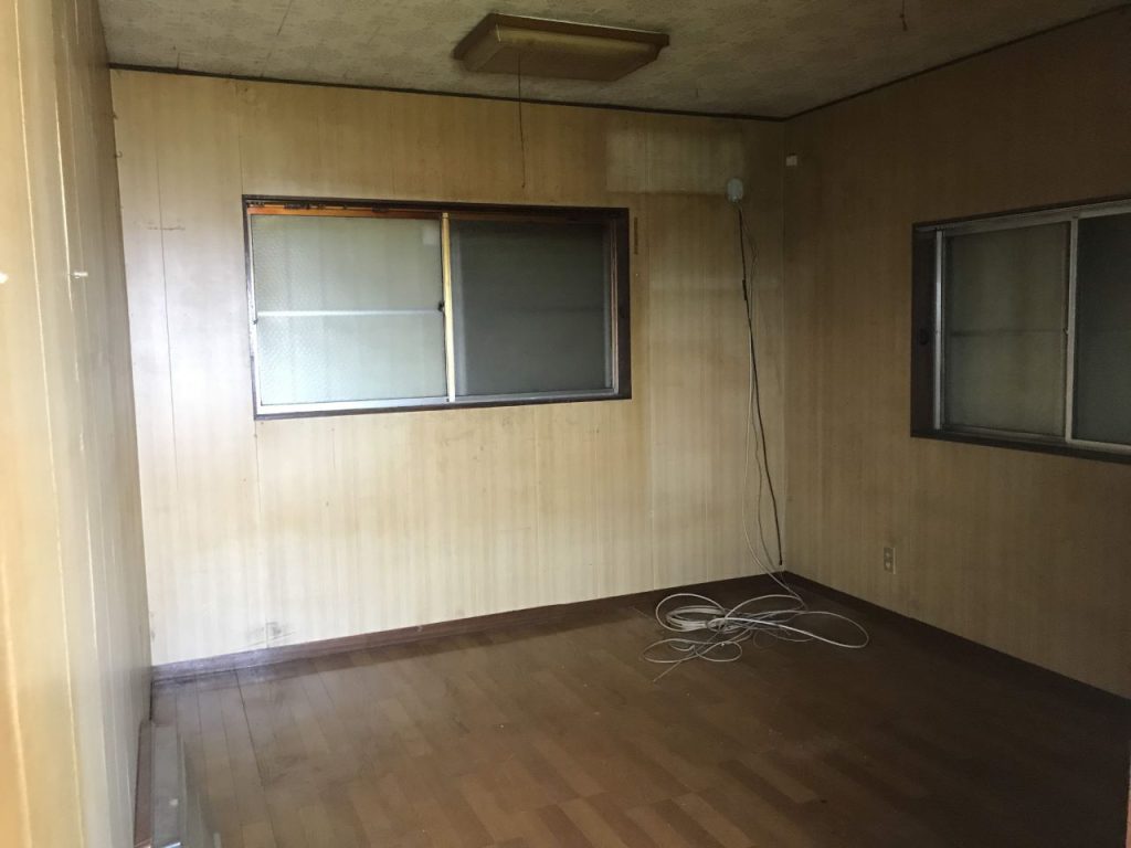 内装工事 キッチン入れ替え、ユニットバス入れ替え、クロス全面張り替え、床材の張り込み、間仕切りの撤去、和室を洋室への変更|施工前